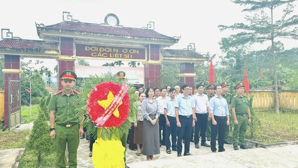 LỄ VIẾNG, ĐẶT VÒNG HOA VÀ THẮP NẾN TRI ÂN TẠI CÁC NHÀ BIA TƯỞNG NIỆM TRÊN ĐỊA BÀN XÃ SƠN THUỶ NHÂN KỶ NIỆM 80 NĂM CÁCH MẠNG THÁNG 8 (19/8/1945-19/8/2025) VÀ 80 NĂM QUỐC KHÁNH NƯỚC CỘNG HOÀ XÃ HỘI CHỦ NGHĨA VIỆT NAM (02/9/1945-02/9/2025)