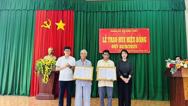 BAN THƯỜNG VỤ ĐẢNG ỦY XÃ SƠN THỦY TỔ CHỨC LỄ TRAO TẶNG HUY HIỆU ĐẢNG ĐỢT 02/9/2025