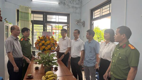 LÃNH ĐẠO XÃ SƠN THUỶ THĂM, CHÚC MỪNG NHÂN DỊP KỶ NIỆM 80 NĂM NGÀY TRUYỀN THỐNG CAND VÀ 20 NĂM NGÀY HỘI TOÀN DÂN BẢO VỆ AN NINH TỔ QUỐC