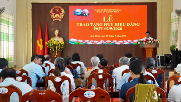 ĐẢNG ỦY XÃ SƠN THỦY TRAO TẶNG HUY HIỆU ĐẢNG CHO 15 ĐẢNG VIÊN ĐỢT 19/5 VÀ 2/9 NĂM 2026